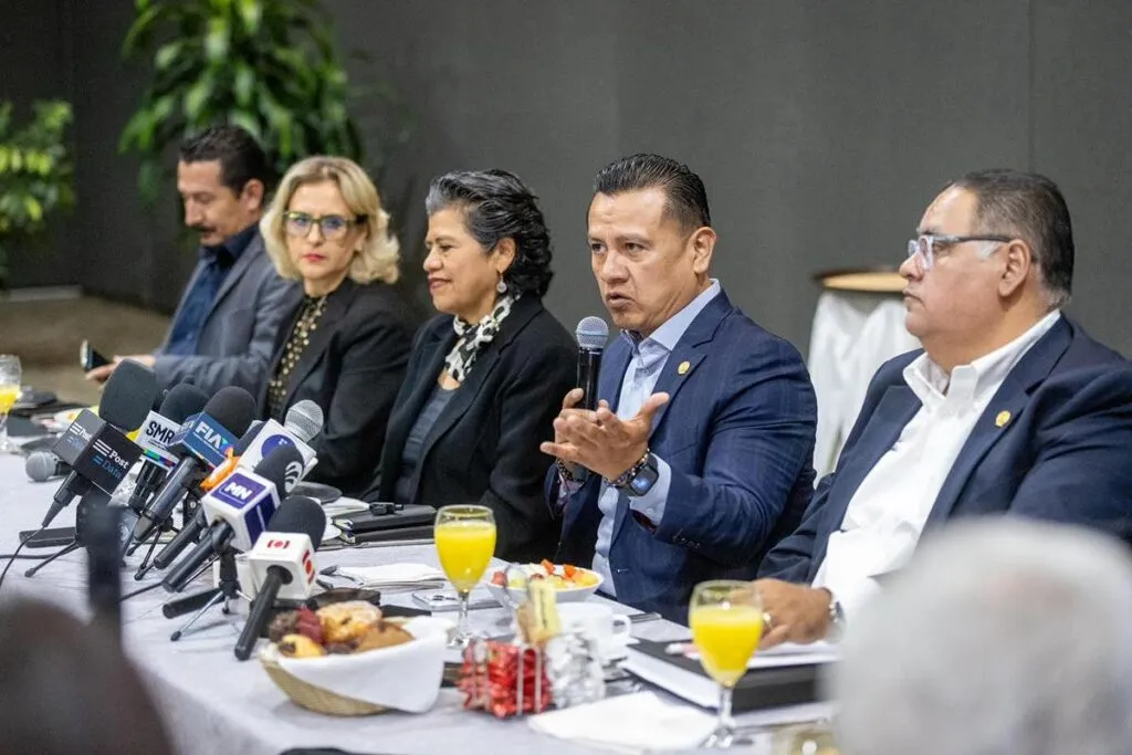 El fiscal Carlos Torres Piña anunció que la FGE Michoacán prohíbe los moches en trámites e investigaciones, habilita líneas de denuncia y aplicará sanciones a funcionarios que participen en actos de corrupción