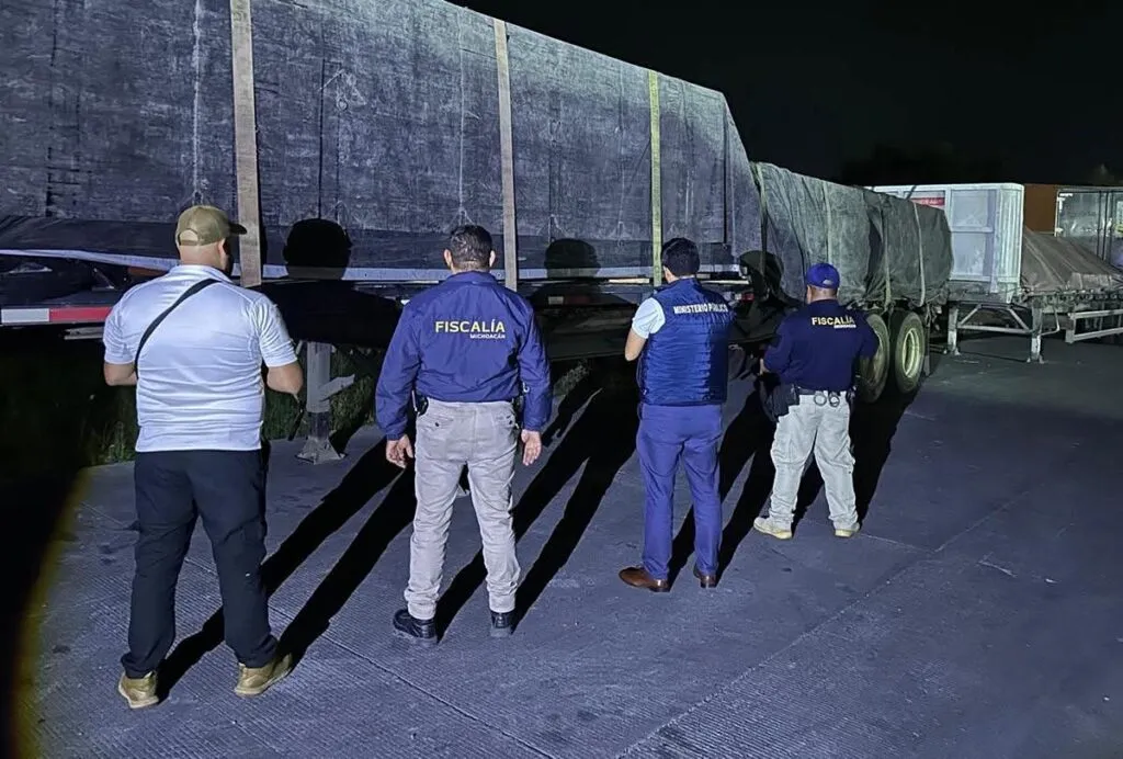 FGE Michoacán recupera 7 tractocamiones y 11 contenedores robados en cateo en Morelia