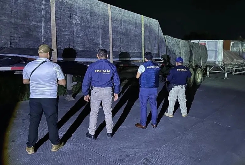 FGE Michoacán recupera 7 tractocamiones y 11 contenedores robados en cateo en Morelia