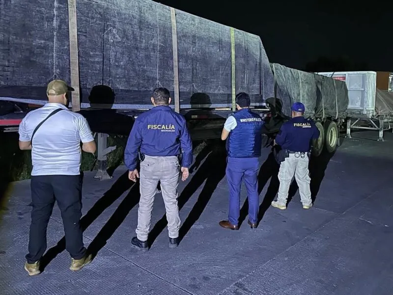 FGE Michoacán recupera 7 tractocamiones y 11 contenedores robados en cateo en Morelia