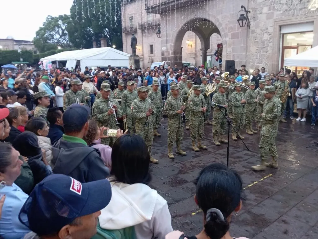 Flashmob militar en Cerrada de San Agustín hace bailar a Morelia bajo la lluvia-1