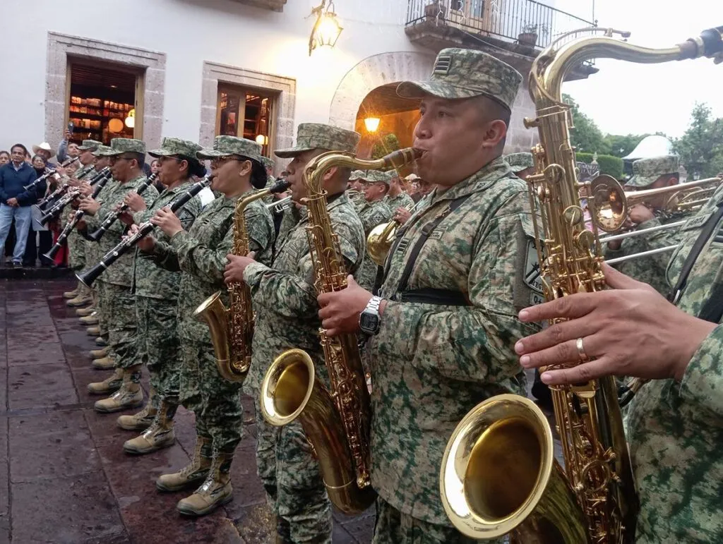 Flashmob militar en Cerrada de San Agustín hace bailar a Morelia bajo la lluvia