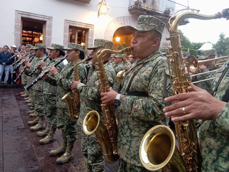 Flashmob militar en Cerrada de San Agustín hace bailar a Morelia bajo la lluvia