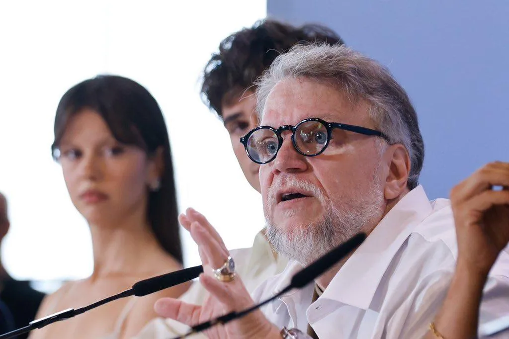Frankenstein se muestra ante Venecia con Guillermo del Toro