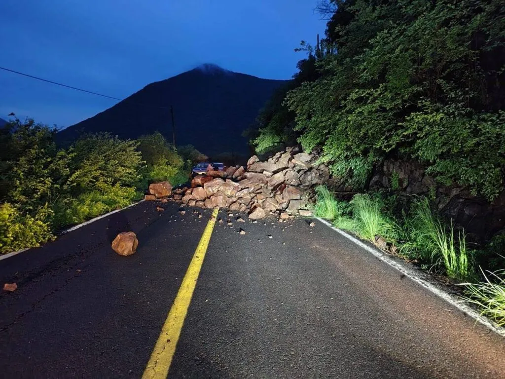 fuertes lluvias dejan deslaves en la carretera Ario - Cuatro Caminos