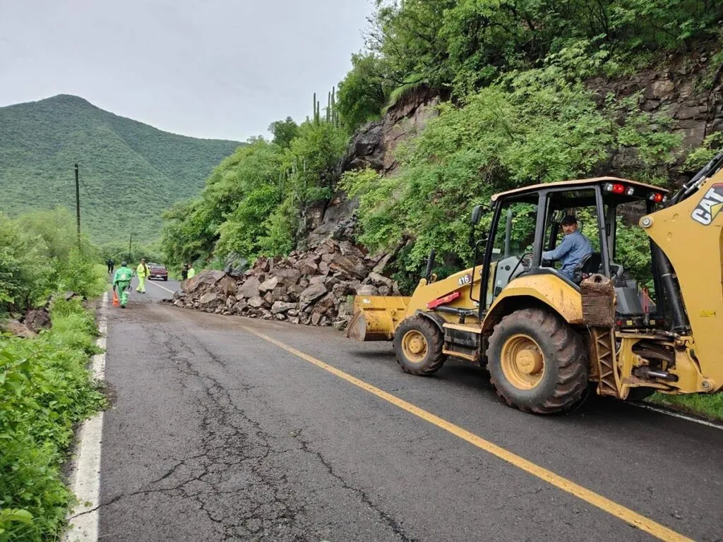 fuertes lluvias reportan deslaves en la Ario - Cuatro Caminos