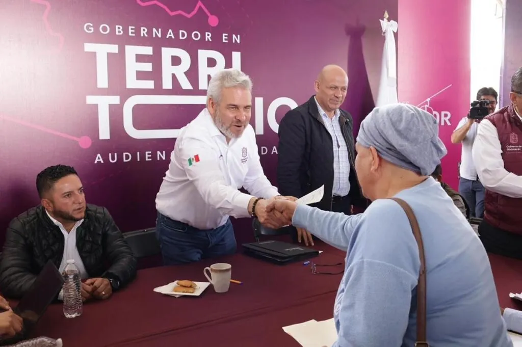 Gobierno de puertas abiertas; Bedolla lleva audiencia pública a Epitacio Huerta-2