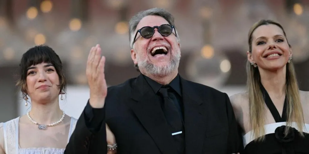Guillermo del Toro presenta "Frankenstein" en Venecia; lo ovacionan de pie más de 10 minutos