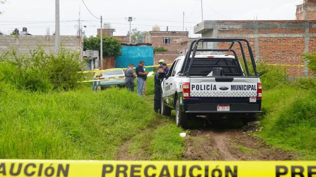 Hallan hombre asesinado en baldío de Zamora, Michoacán