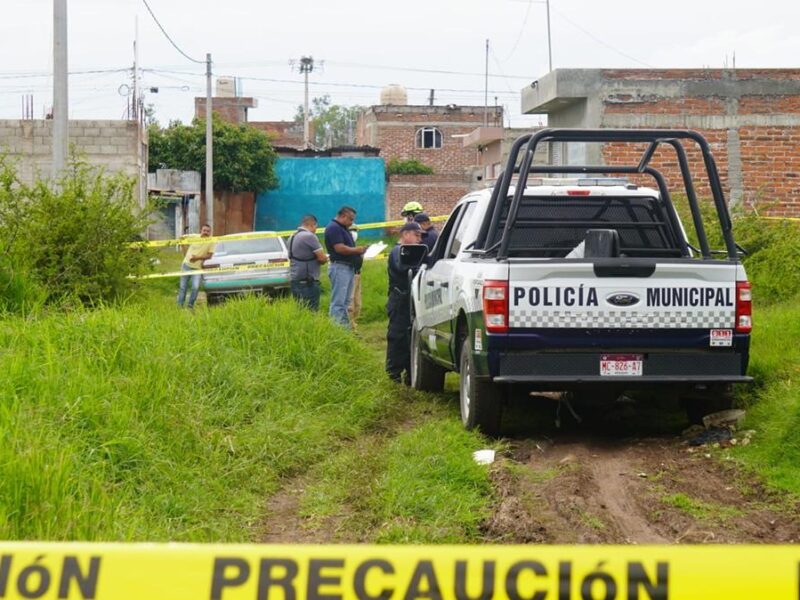 Hallan hombre asesinado en baldío de Zamora, Michoacán