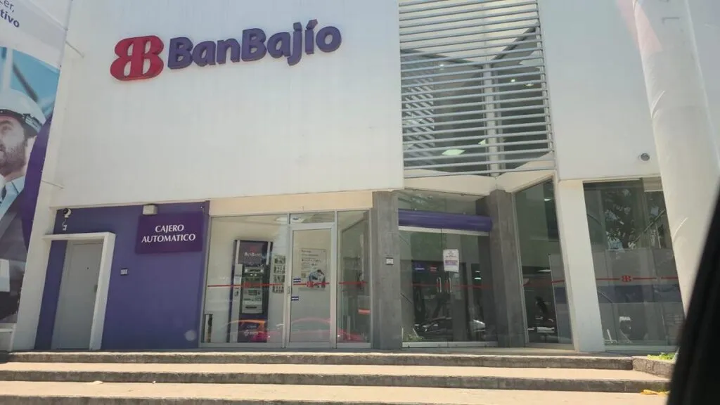 Hombre de negro asalta sucursal bancaria en Morelia-1