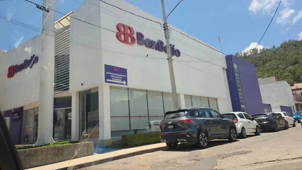 Hombre de negro asalta sucursal bancaria en Morelia