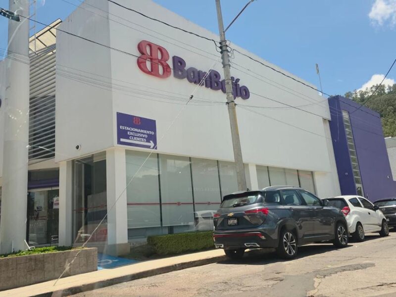 Hombre de negro asalta sucursal bancaria en Morelia