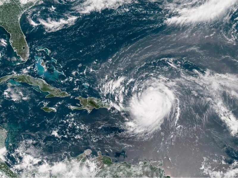 Huracán "Erin" aumentará "dramáticamente" su tamaño en los próximos días; evacúan islas turísticas en EU