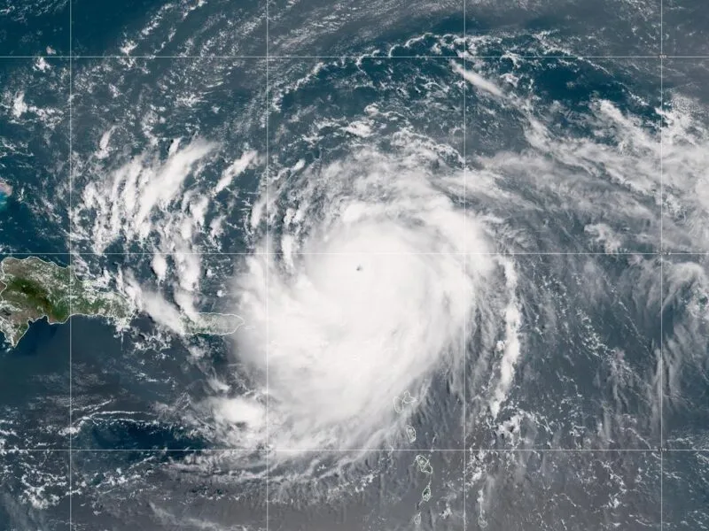 Huracán "Erin" se eleva a "catastrófica" categoría 5