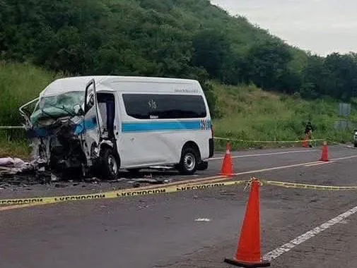 Identifican a víctimas mortales del choque entre camioneta y combi en la Siglo XXI
