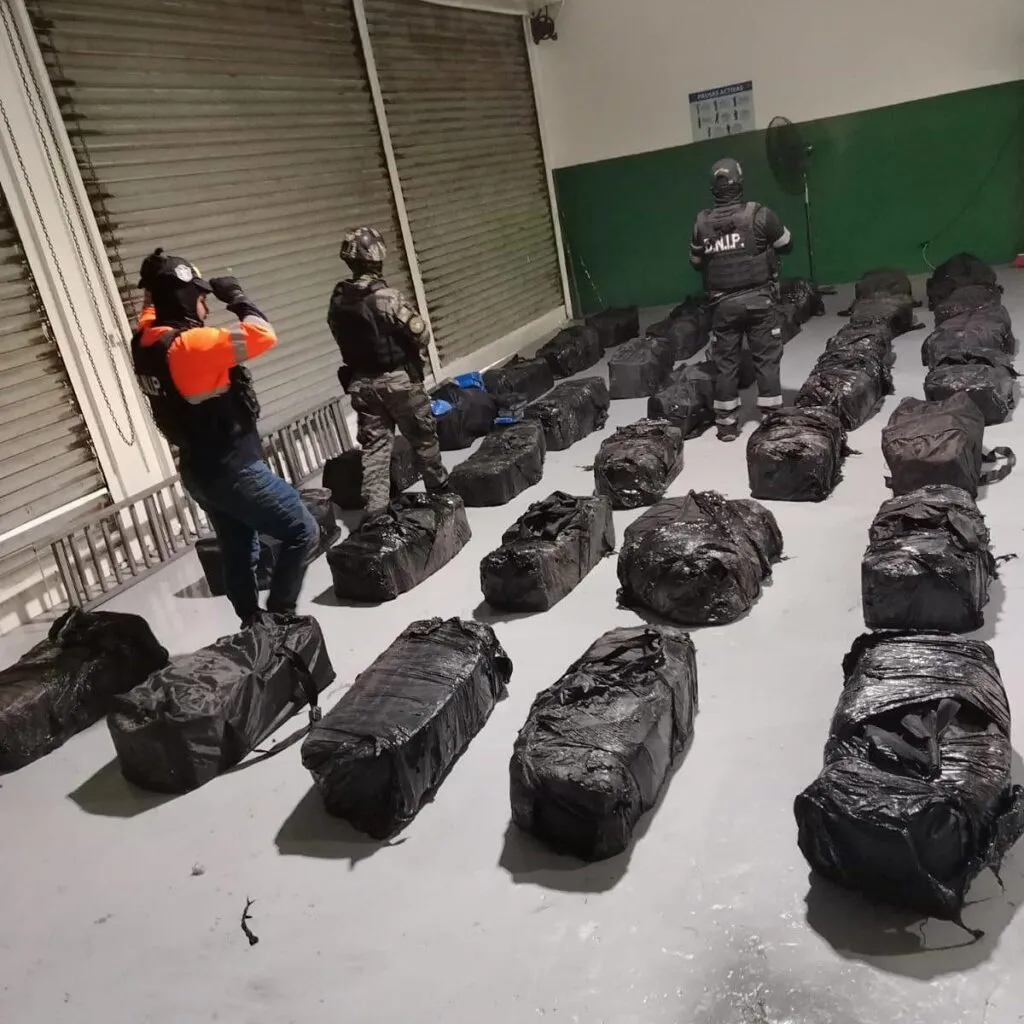 Incautan en Panamá cargamento con mil 500 paquetes de droga procedente de México