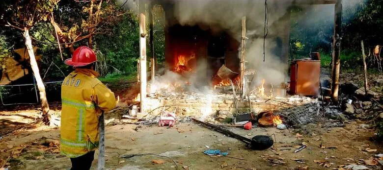 Incendio consume una vivienda de la colonia La Huerta en Apatzingán