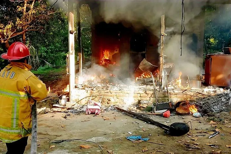 Incendio consume una vivienda de la colonia La Huerta en Apatzingán