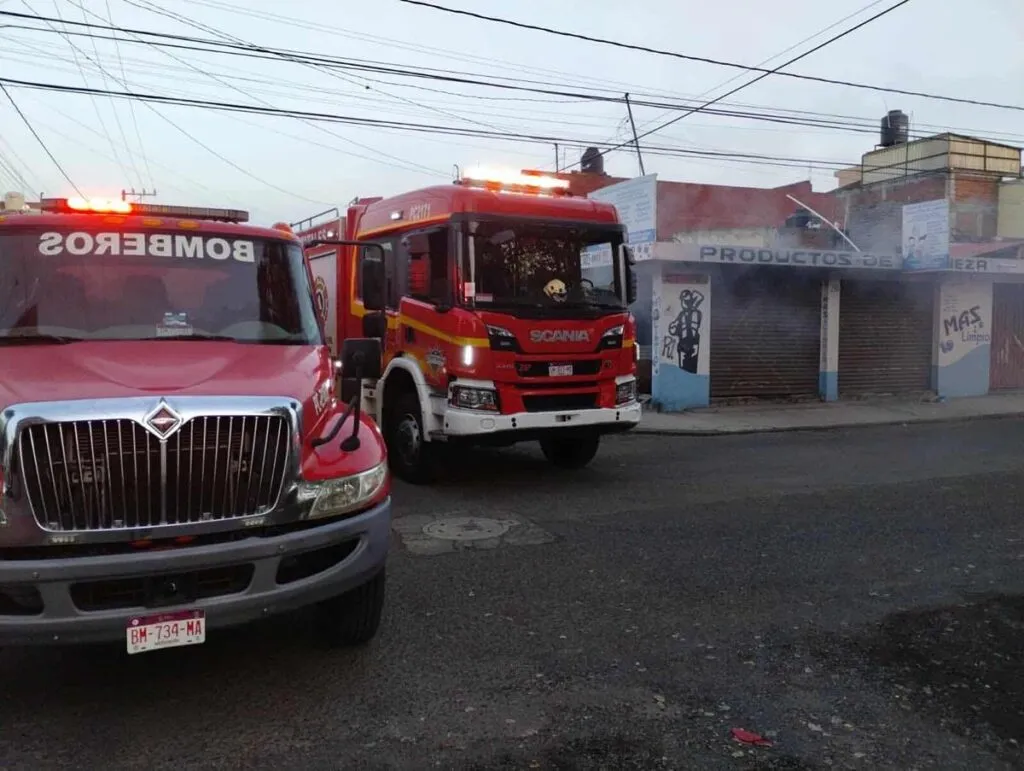 Incendio en negocio en Prados Verdes de Morelia; deja solo daños materiales