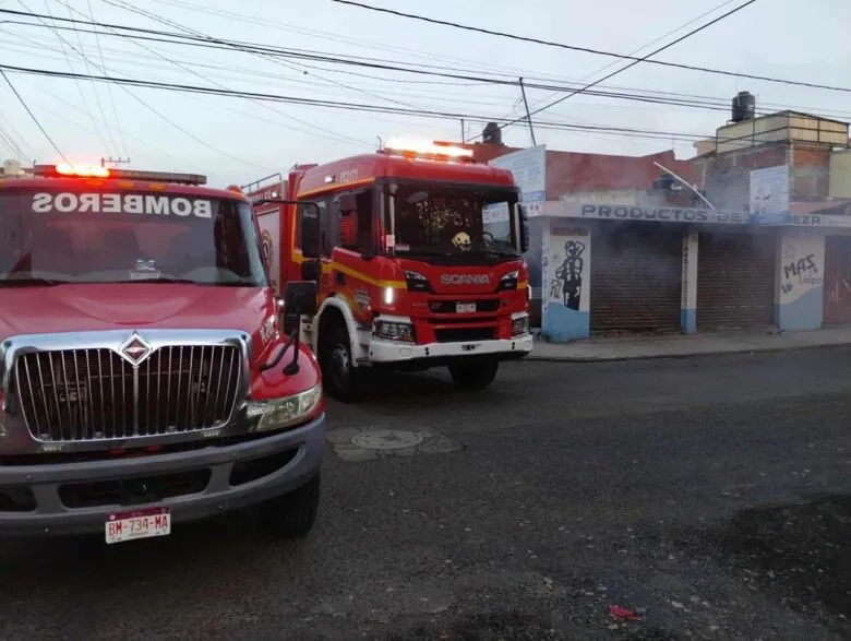 Incendio en negocio en Prados Verdes de Morelia; deja solo daños materiales