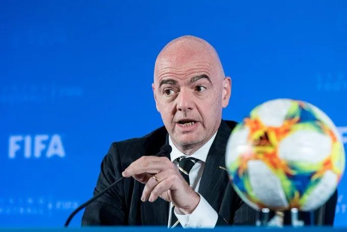 Infantino apoya a árbitra Katia Itzel