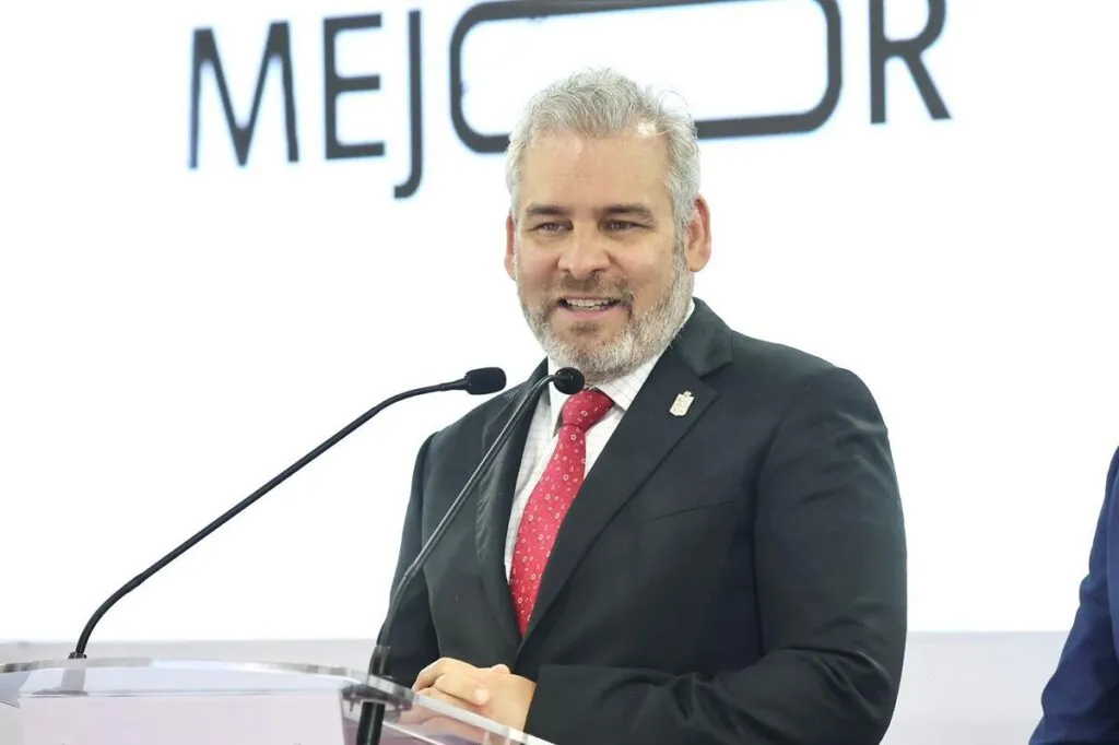 El ciclo escolar 2025-2026 inicia en Michoacán con inversión récord de 5 mil 719 mdp en becas y programas educativos para más de un millón 247 mil alumnos de todos los niveles, aseguró el Gobernador Ramírez Bedolla