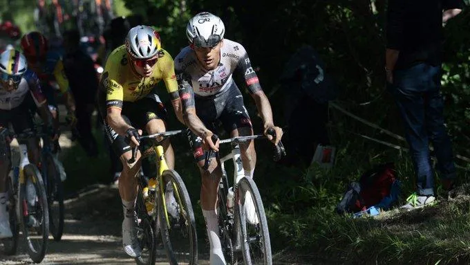 Isaac del Toro a 21 segundos del líder en la Vuelta a Burgos