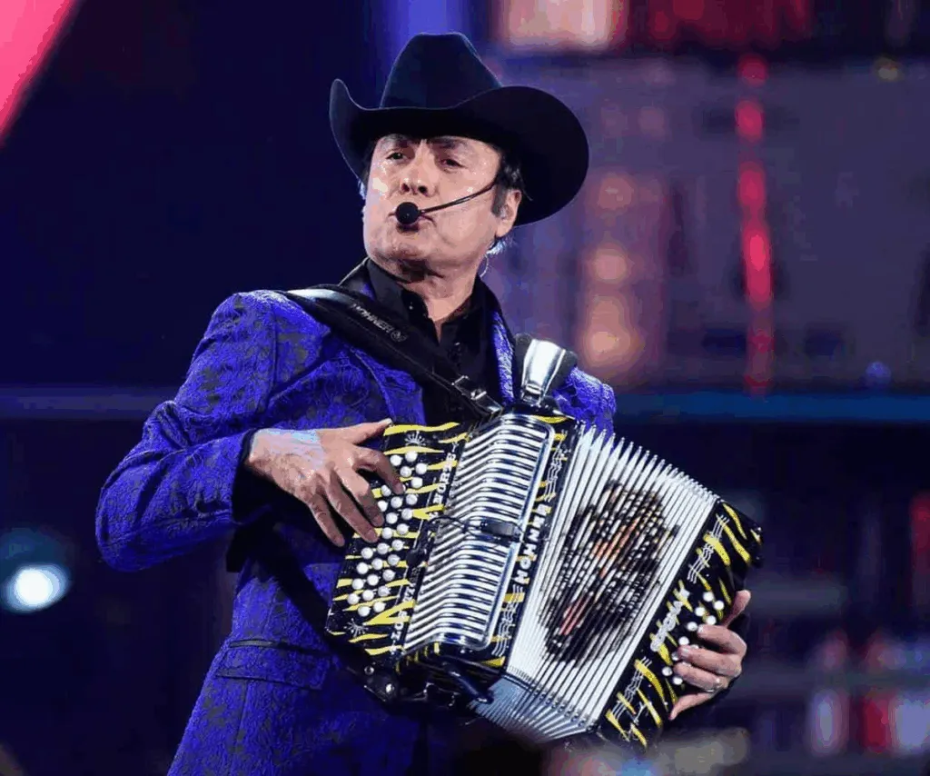 Jorge Hernández de los Tigres del Norte sufre caída en pleno show