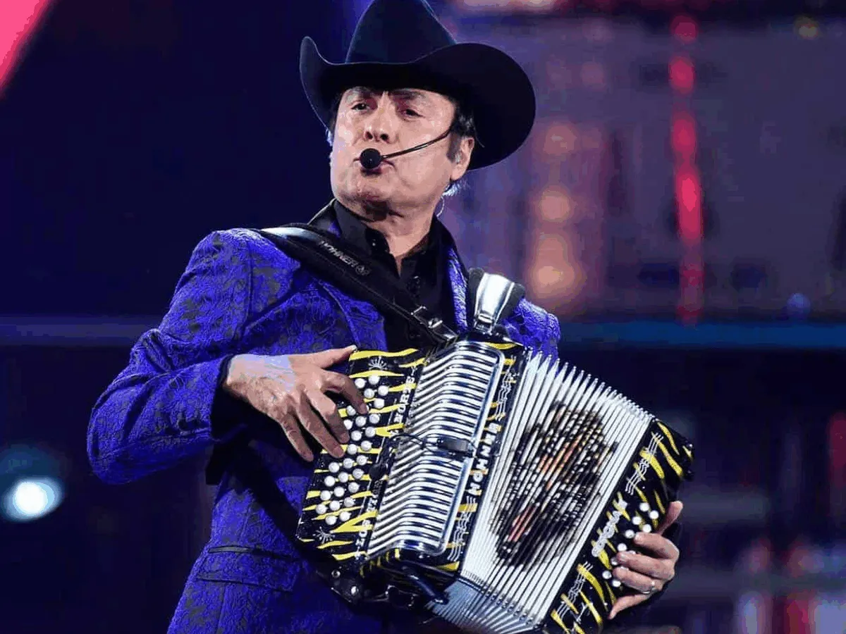Jorge Hernández de los Tigres del Norte sufre caída en pleno show