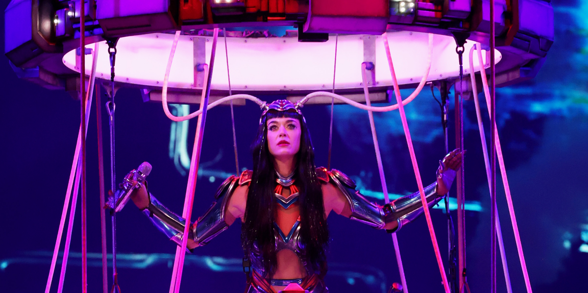 Katy Perry sufre descarga eléctrica en pleno show