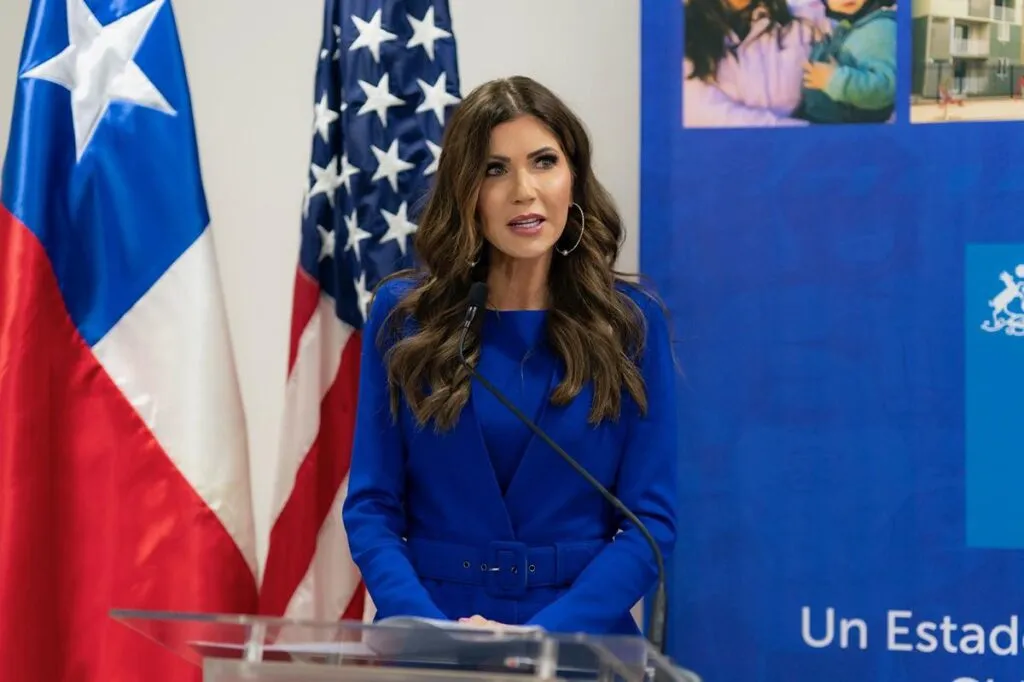 Kristi Noem Anuncia 'Speedway Slammer', Nuevo Centro de Detención Migratorio en Indiana, EUA