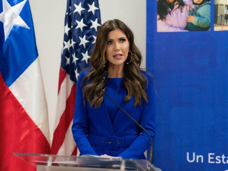 Kristi Noem Anuncia 'Speedway Slammer', Nuevo Centro de Detención Migratorio en Indiana, EUA