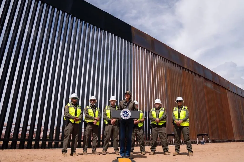 Kristi Noem firma exención para construcción del muro fronterizo en Texas