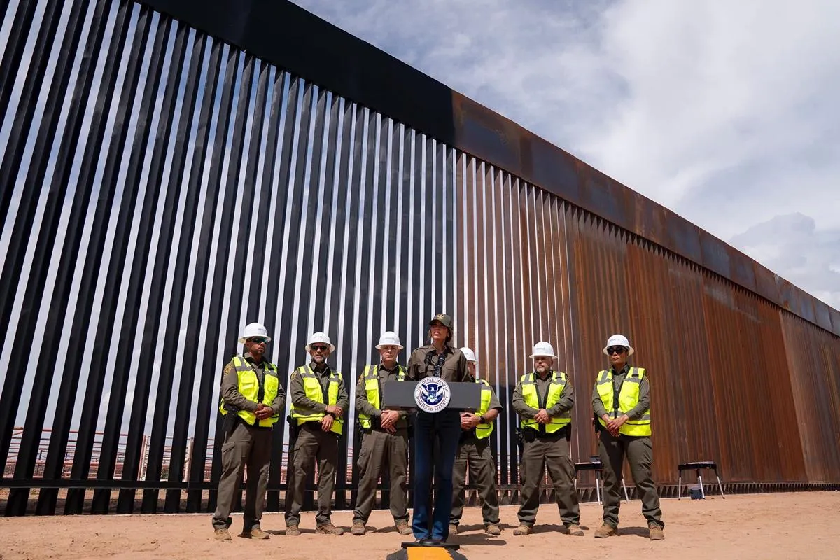 Kristi Noem firma exención para construcción del muro fronterizo en Texas