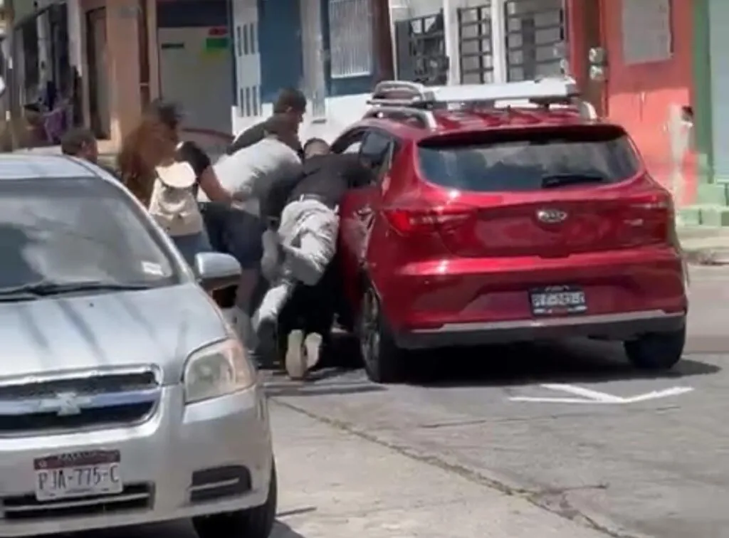 Le roban su camioneta mientras la lavaba; Policía de Morelia la recupera