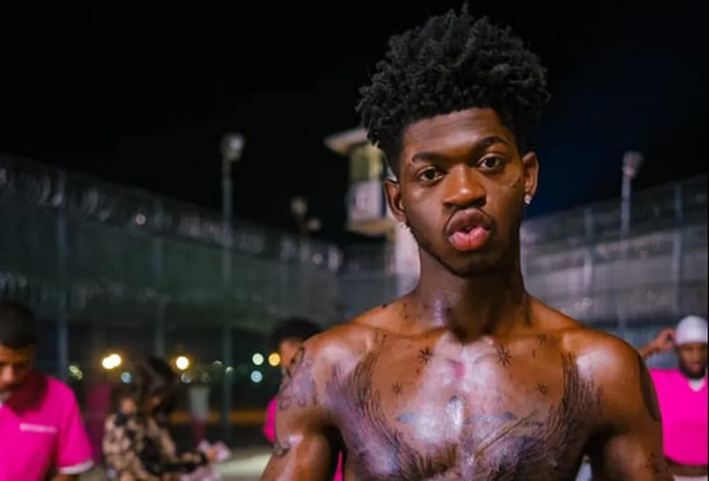 Lil Nas X detenido por deambular semidesnudo en Los Ángeles, enfrentaría 14 años de cárcel