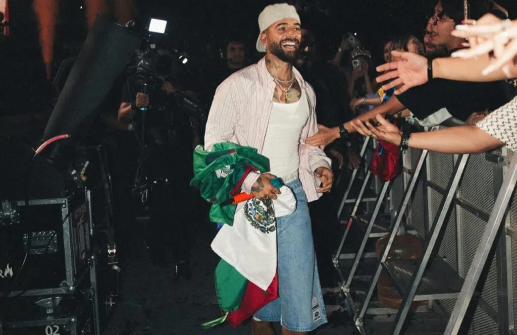 Maluma regaña a fan por llevar bebé a concierto