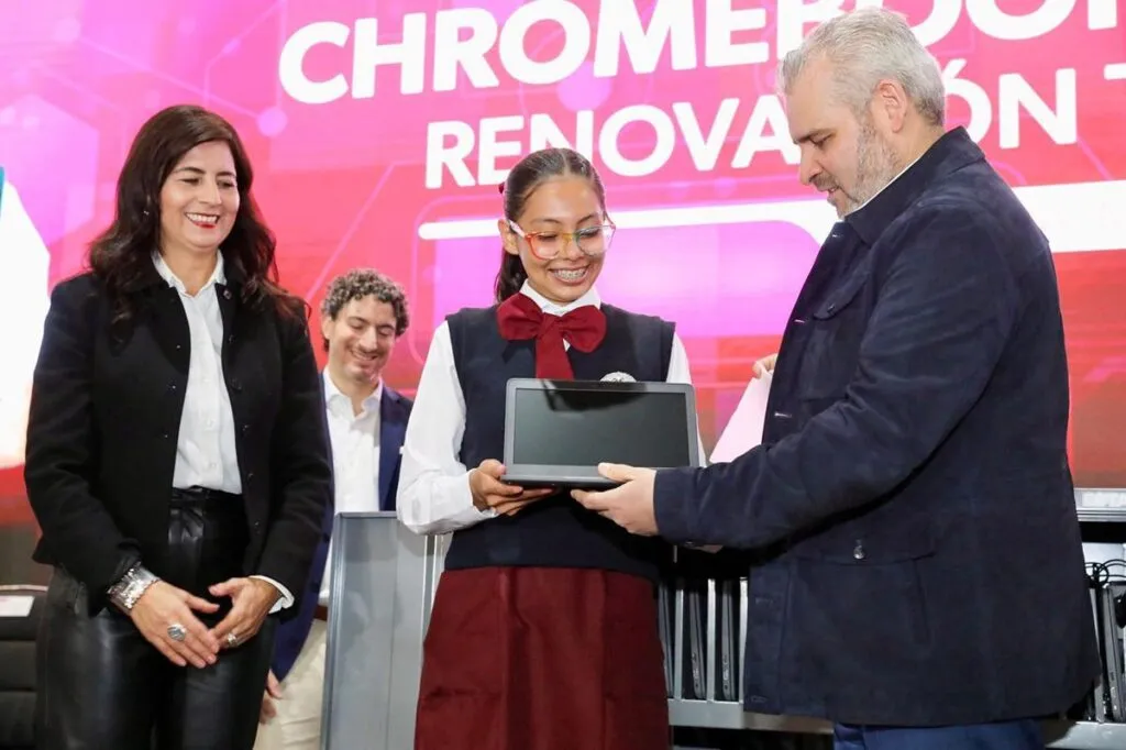 Michoacán lidera la reducción de rezago educativo en México, logrando un significativo avance entre 2022 y 2024. 2