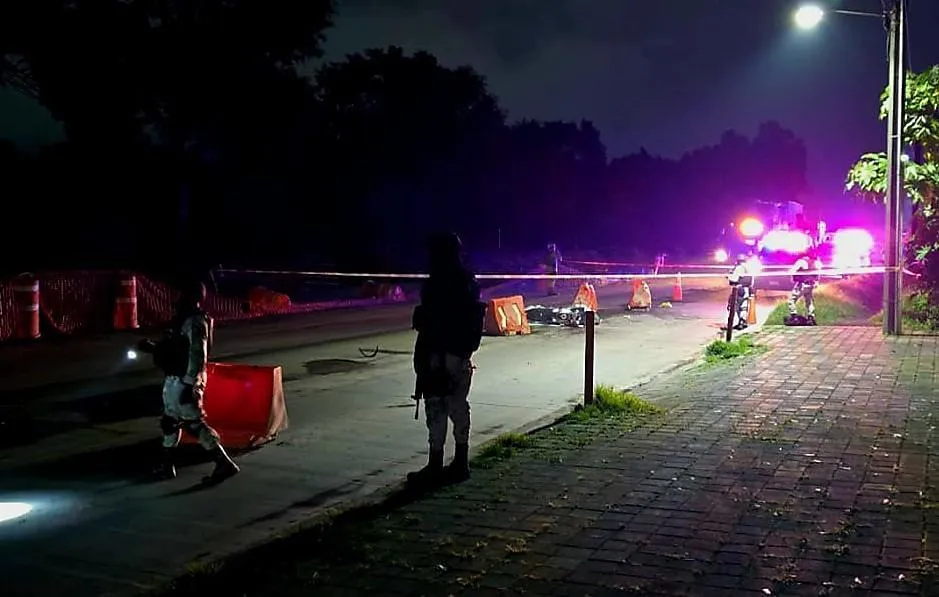 Motociclista muere atropellado por camión urbano en el Libramiento de Uruapan