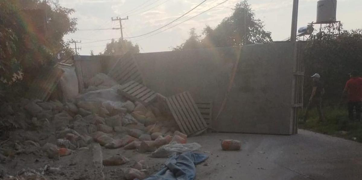 Mueren dos personas tras volcadura de camión en Salvador Escalante