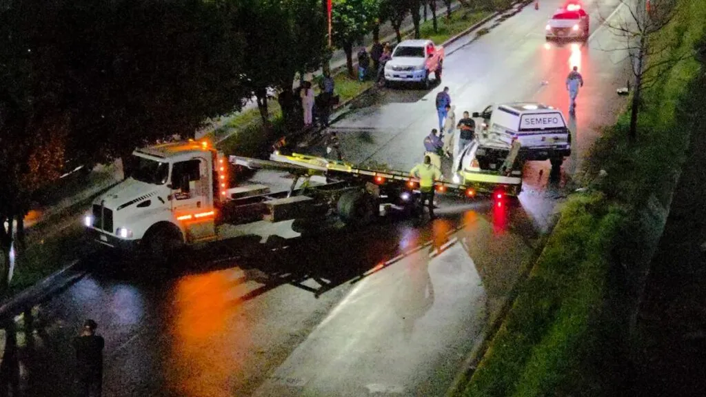 Mueren tres jóvenes tras volcar el auto en el que circulaban en Morelia