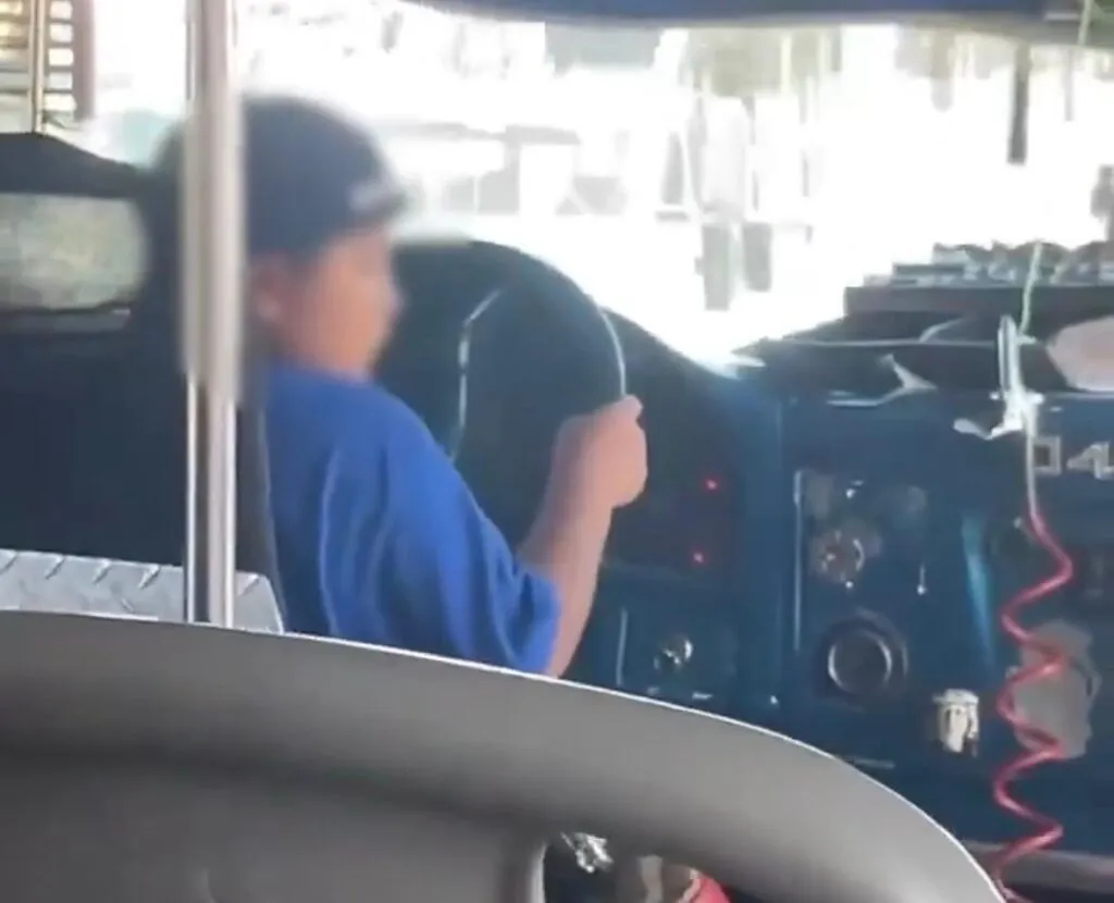 Niño manejó un camión de transporte público en Durango y causa polémica en redes