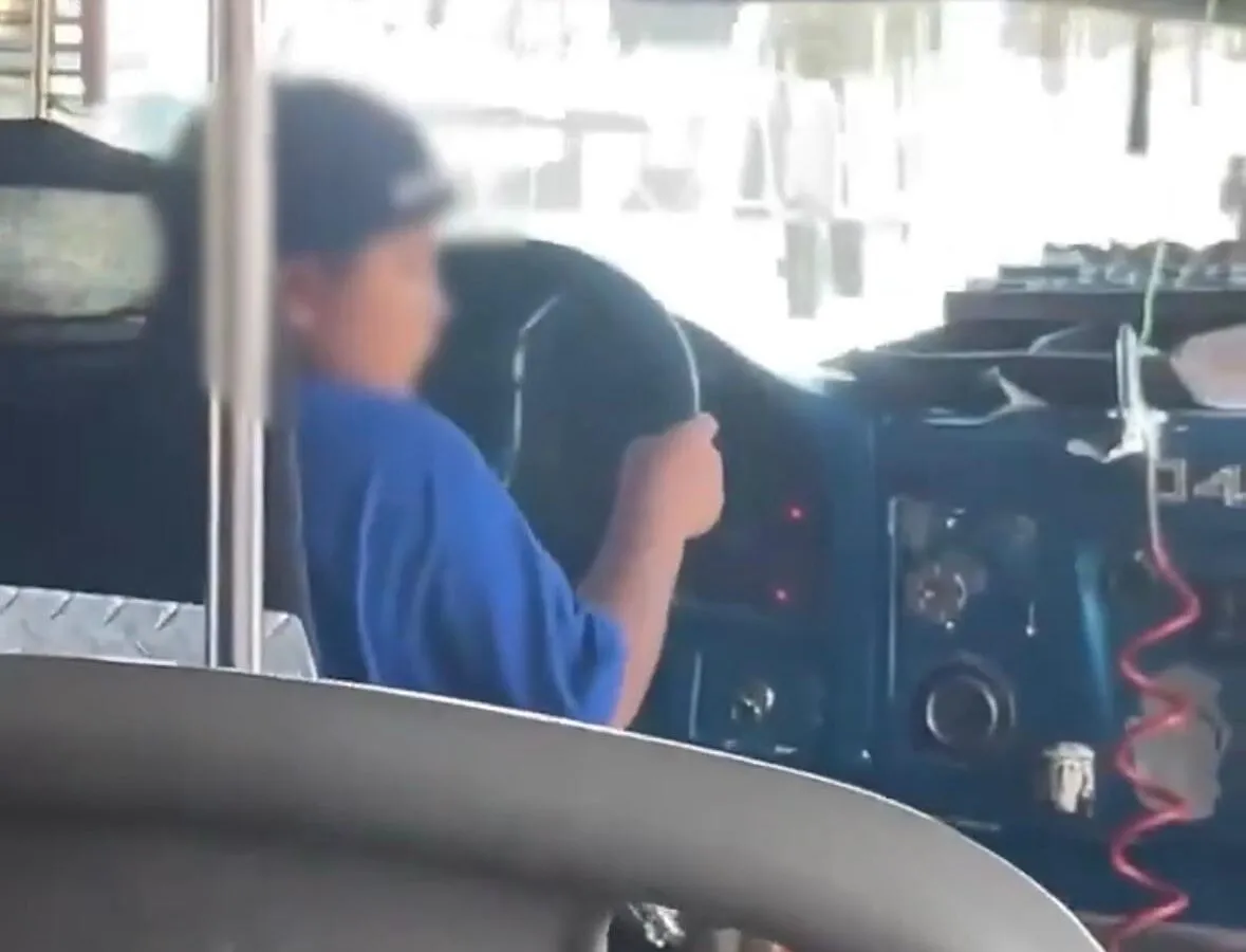 Niño manejó un camión de transporte público en Durango y causa polémica en redes