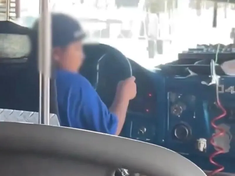Niño manejó un camión de transporte público en Durango y causa polémica en redes