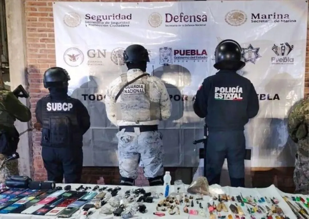 Operativo en penal de Puebla revela red de contrabando, incautan posible marihuana, cristal y más de 30 celulares