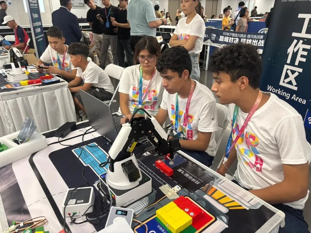 ¡Orgullo mexicano! Tres estudiantes de Chihuahua ganaron el oro para México en concurso de robótica-1
