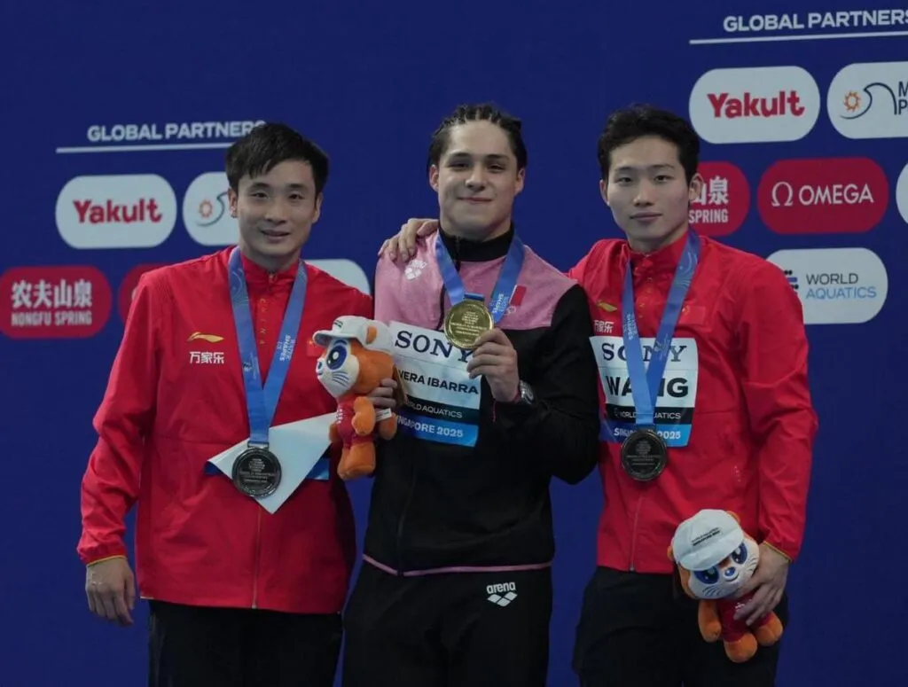 Osmar Olvera conquista oro en el Mundial de Singapur