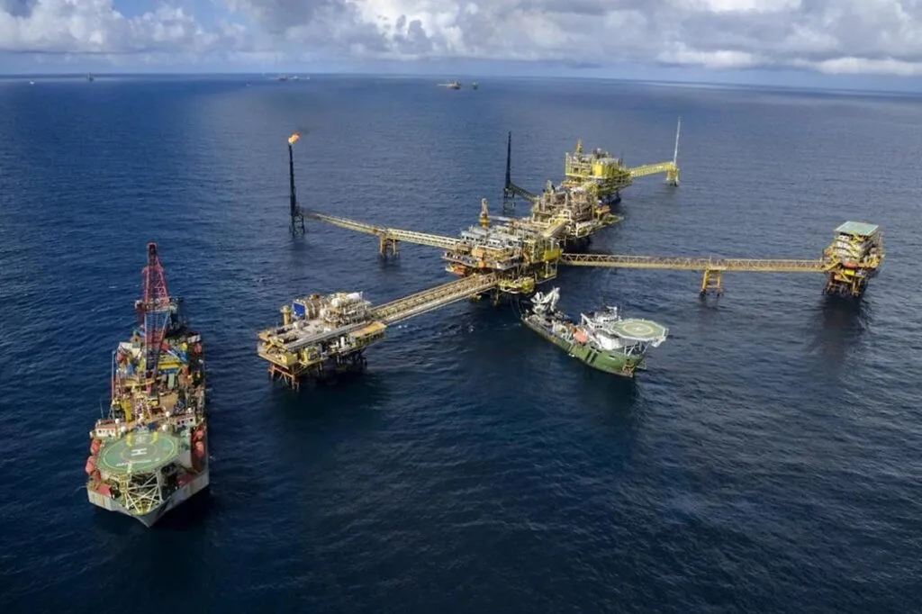 Pemex reconoce robo de 50 equipos de respiración en plataforma de Campeche; piratas la asaltaron y escaparon