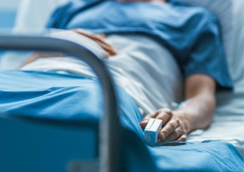 Persona en cama de hospital representa caso de rabia en Zacatecas